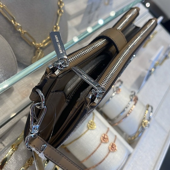 MICHAEL KORS
Jet Set Large Logo Signature Double-Zip Wristlet-Wallet-Phone Case - Picture 4 of 16